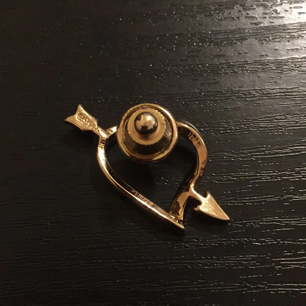 Avon heart with arrow lapel pin tie tack Gold - Image 2