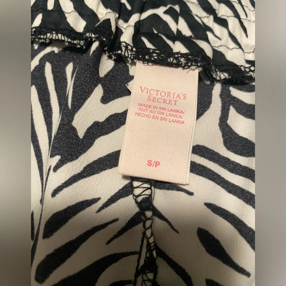 Black & White Zebra Striped Leaves Printed Lounge Shorts - S - Image 9