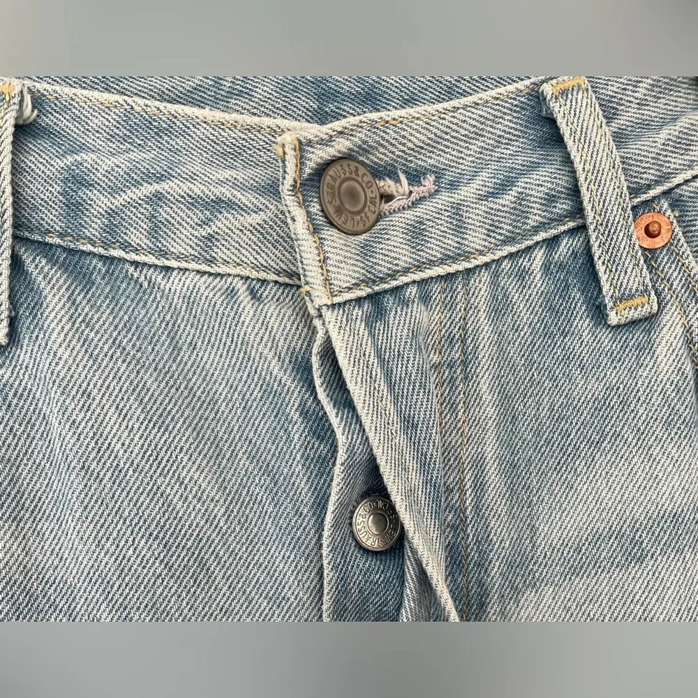 LEVI'S 501® '90s Women's Jeans, Shout Out Stone - Medium Wash; W 25”/L 30” - Image 3