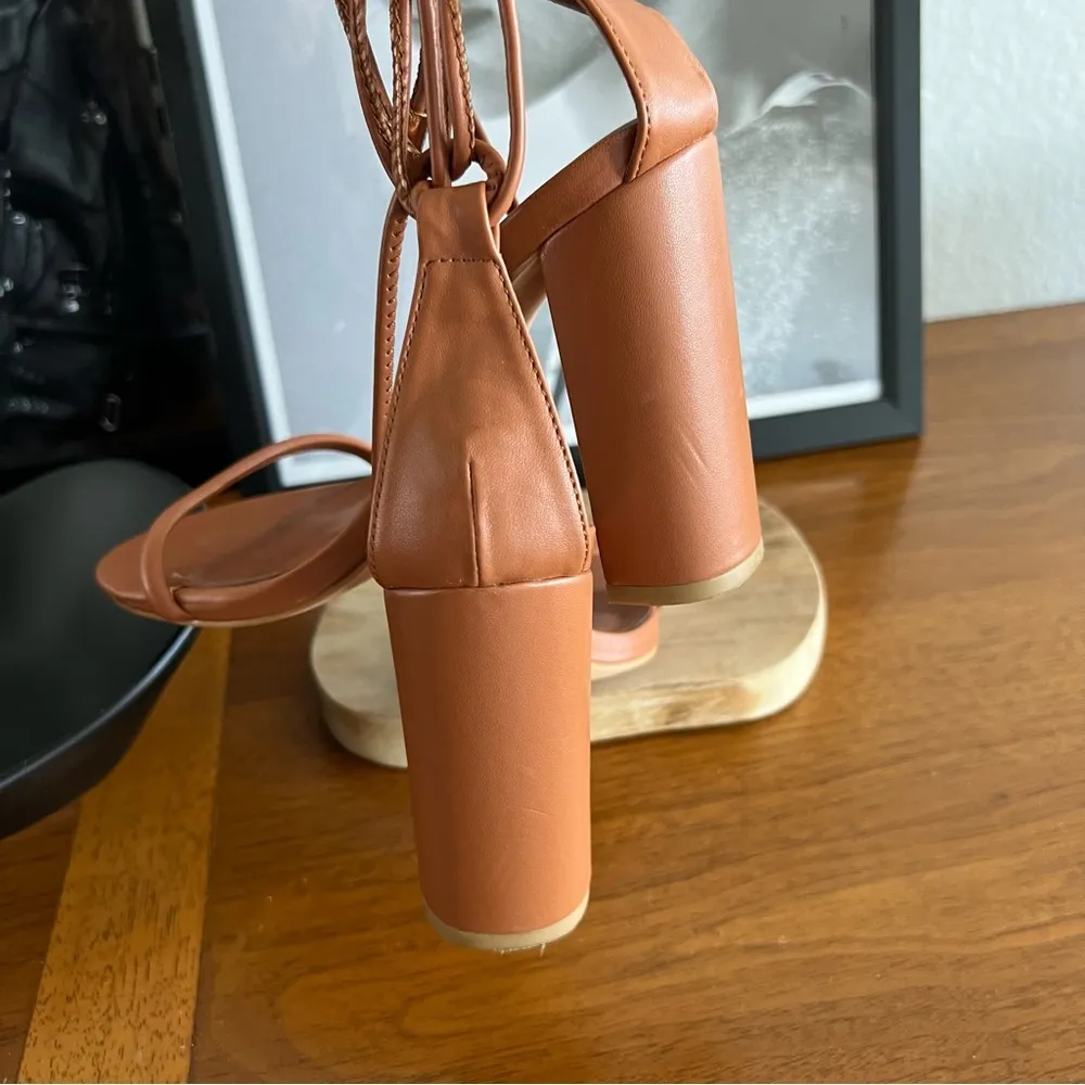 TAN STRAPPY HEELED SANDAL Size 6 - Image 4