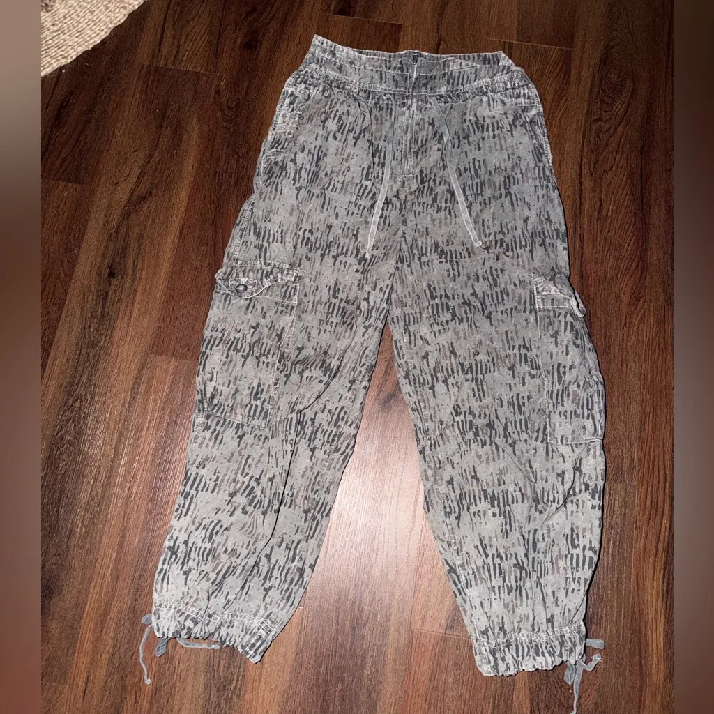 $168 Free People Fly Away Printed Parachute Pants green camo casual winter boho - Image 3