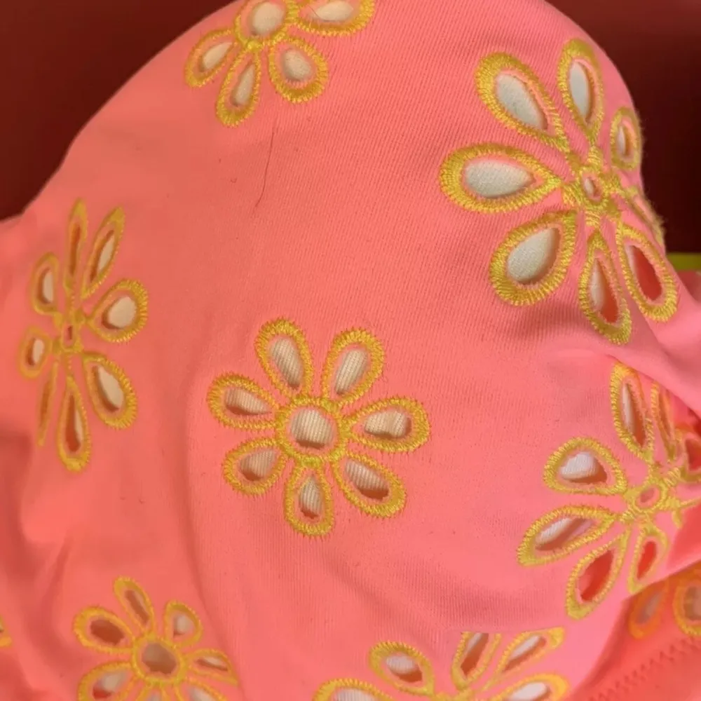 Victoria’s Secret Eyelet Strapless Hipster Bikini Size 36A/S Coral NEW - Image 3