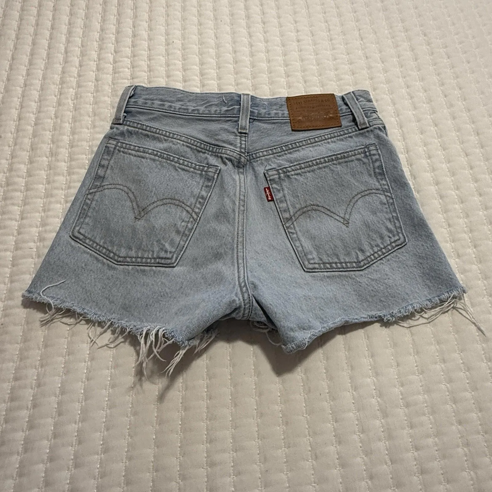 Levi’s Wedge Short Blue Denim High Rise Shorts 26 Waist Raw Hem Distressed - Image 4