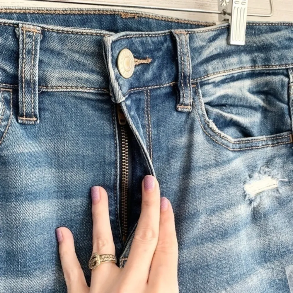 American Eagle Distressed High Rise Jegging Short size 6 - Image 4