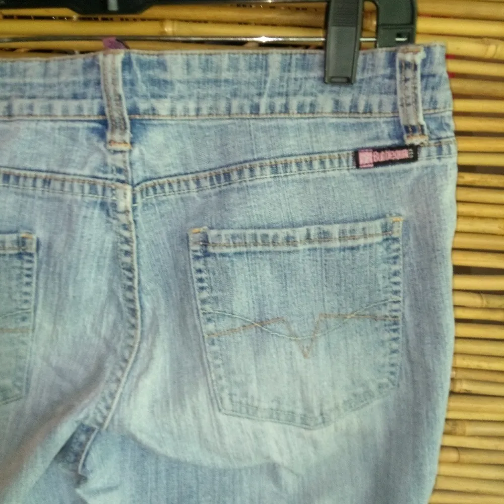 Bubblegum 12 Button Fly Jean Capris - Image 3