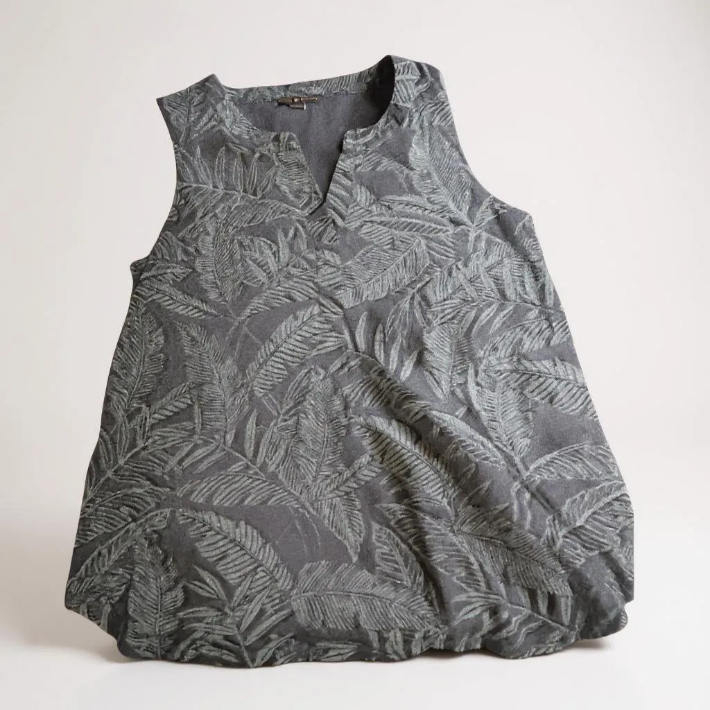 Cable & Gauge Women's Blue Leaf Print Sleeveless Top‎ Size L - Image 2