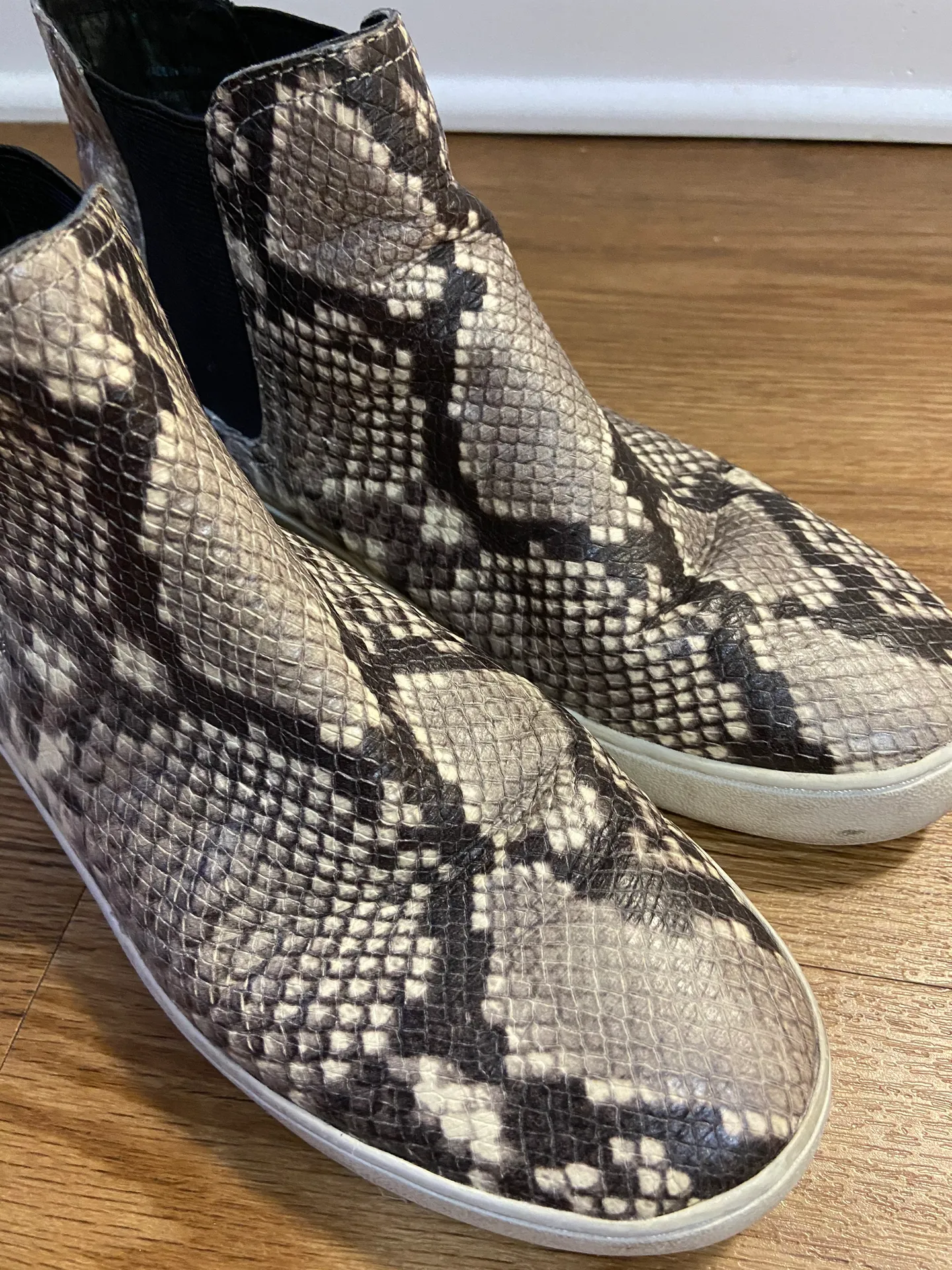 Micheal Kors Snakeskin Chelsea Boot - Image 5