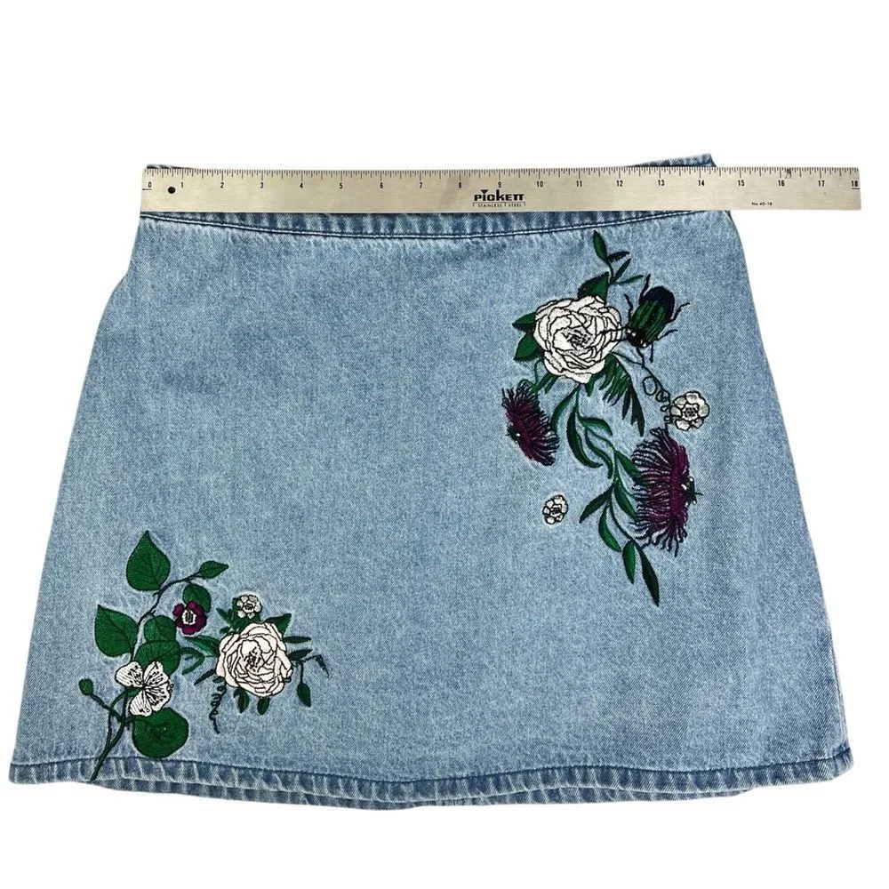 H&M x Coachella Light Wash Denim Jean Mini Skirt Floral Embroidered Size 8 - Image 4