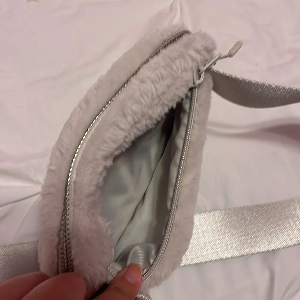 Lululemon White fuzzy  belt bag - Image 4