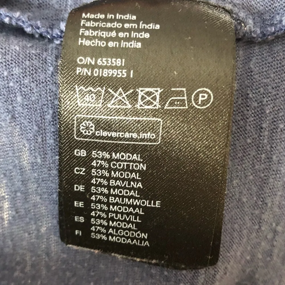 H&M Basic scoop neck cuff sleeve shirttail hem tee size medium - Image 7