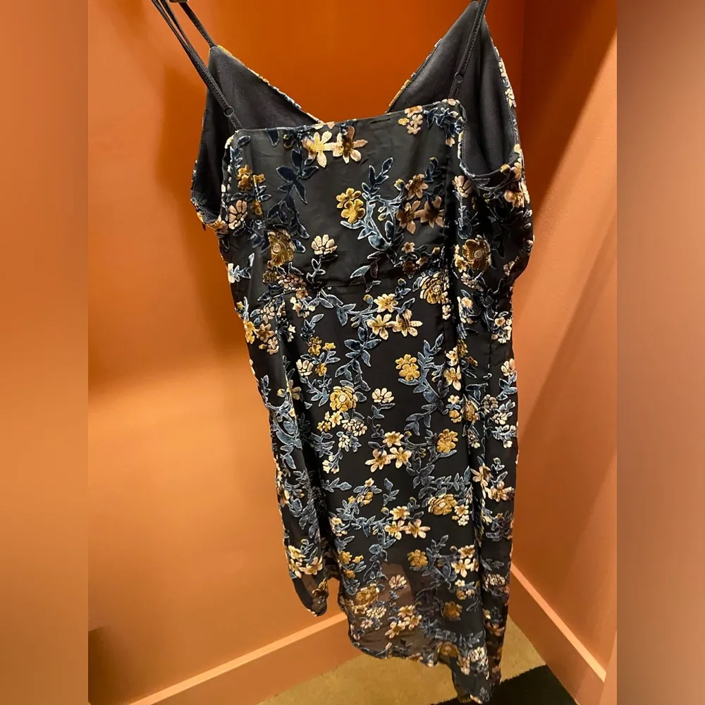 Lulu’s Navy Burnout Velvet Floral Mini Dress Sz Large Asymmetrical 2000s look - Image 4