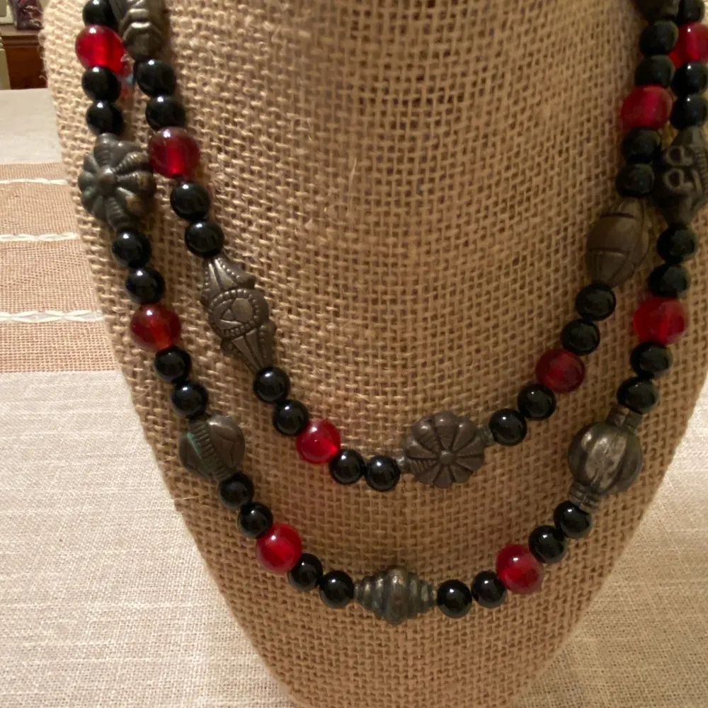 Vintage red black bead necklace silver tone beads - Image 4