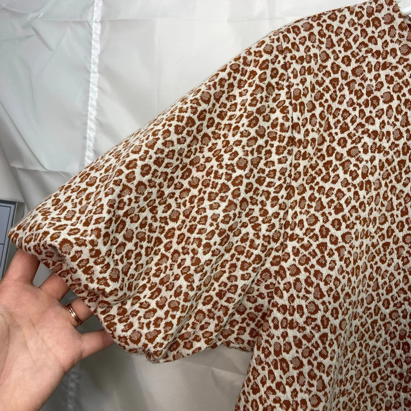 LOFT women's cream brown leopard thick knit puff sleeve stretch casual blouse XS - Image 2