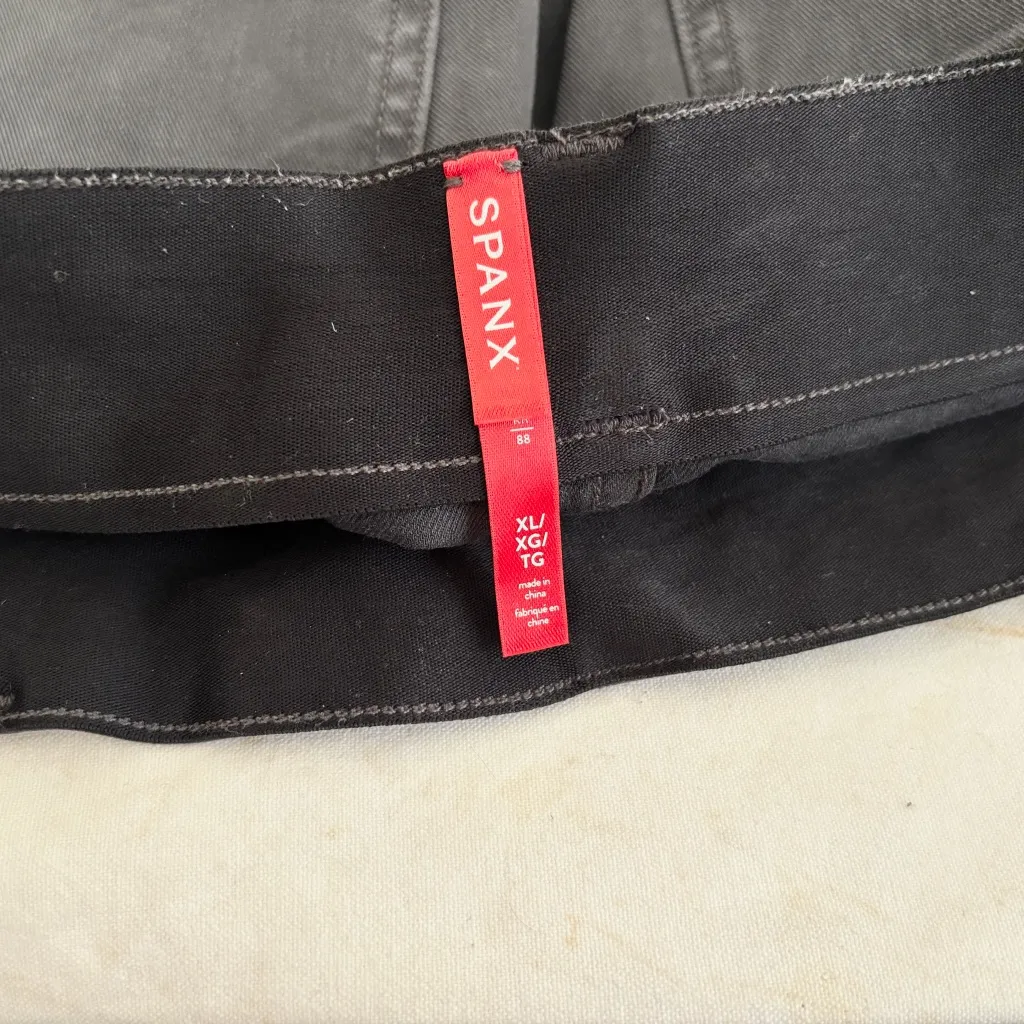 Bundle of Two Spanx Pull On Shorts On the Go and Twill Stretch - Image 5