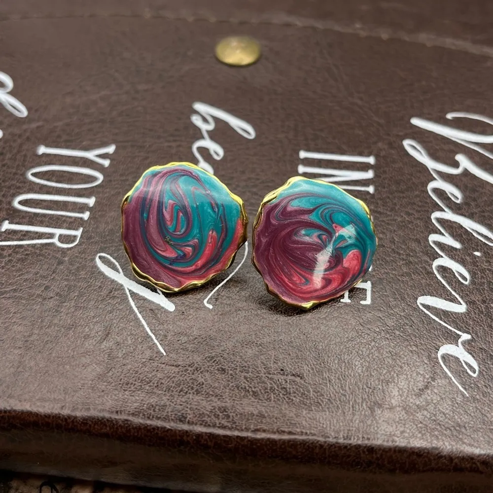 Vintage 1990s Pastel Paint Swirled Gold Tone Enamel Circle Stud Earrings - Image 4