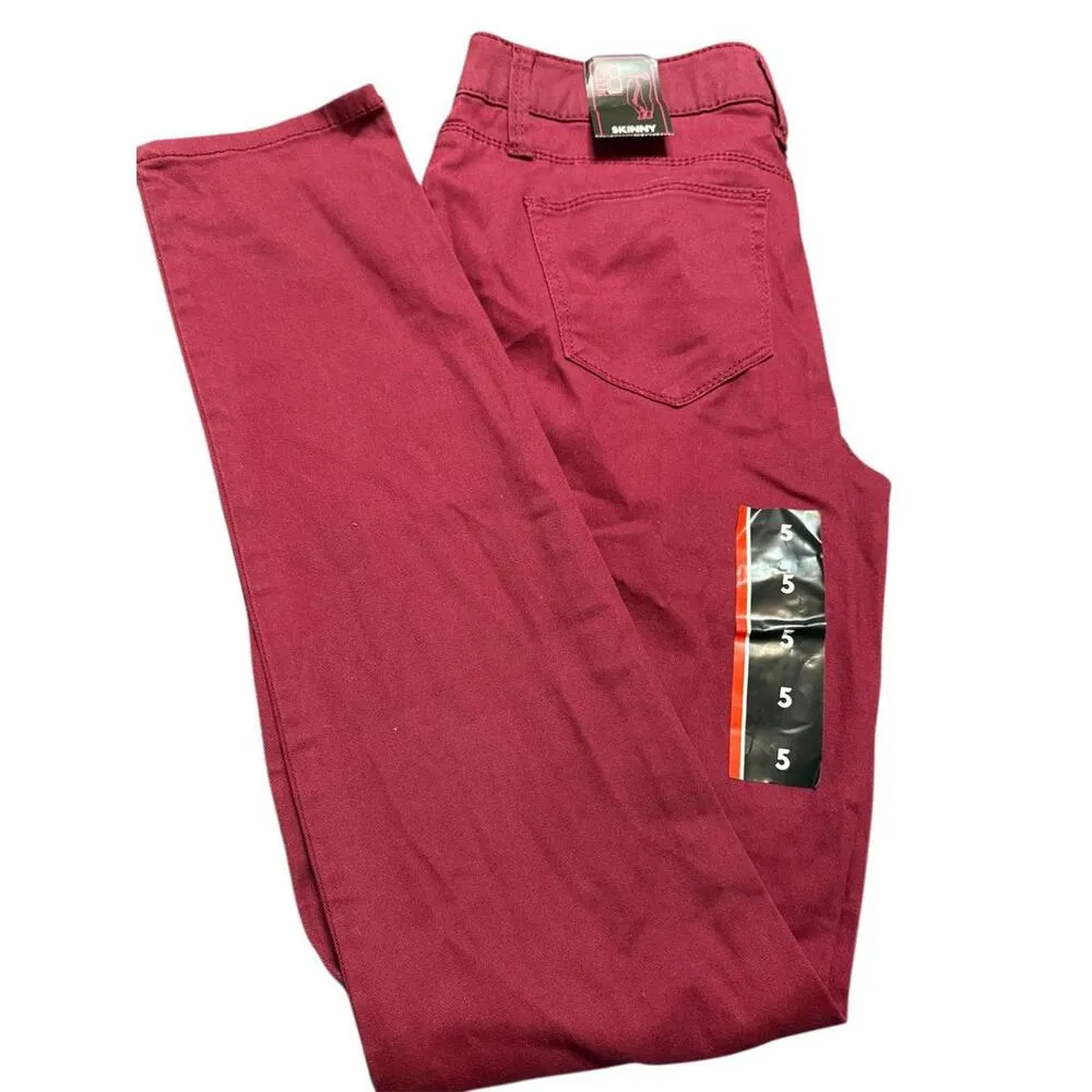 No Boundaries Women's Pomegranate Red Jeans - Size 5 - Image 3
