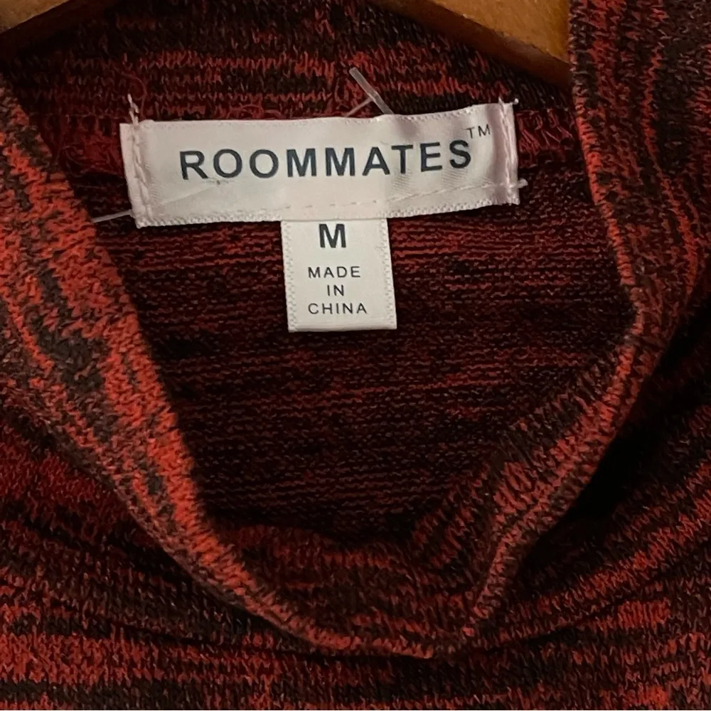 Roommates Women mock neck big bell sleeves red black top size M NWT - Image 10