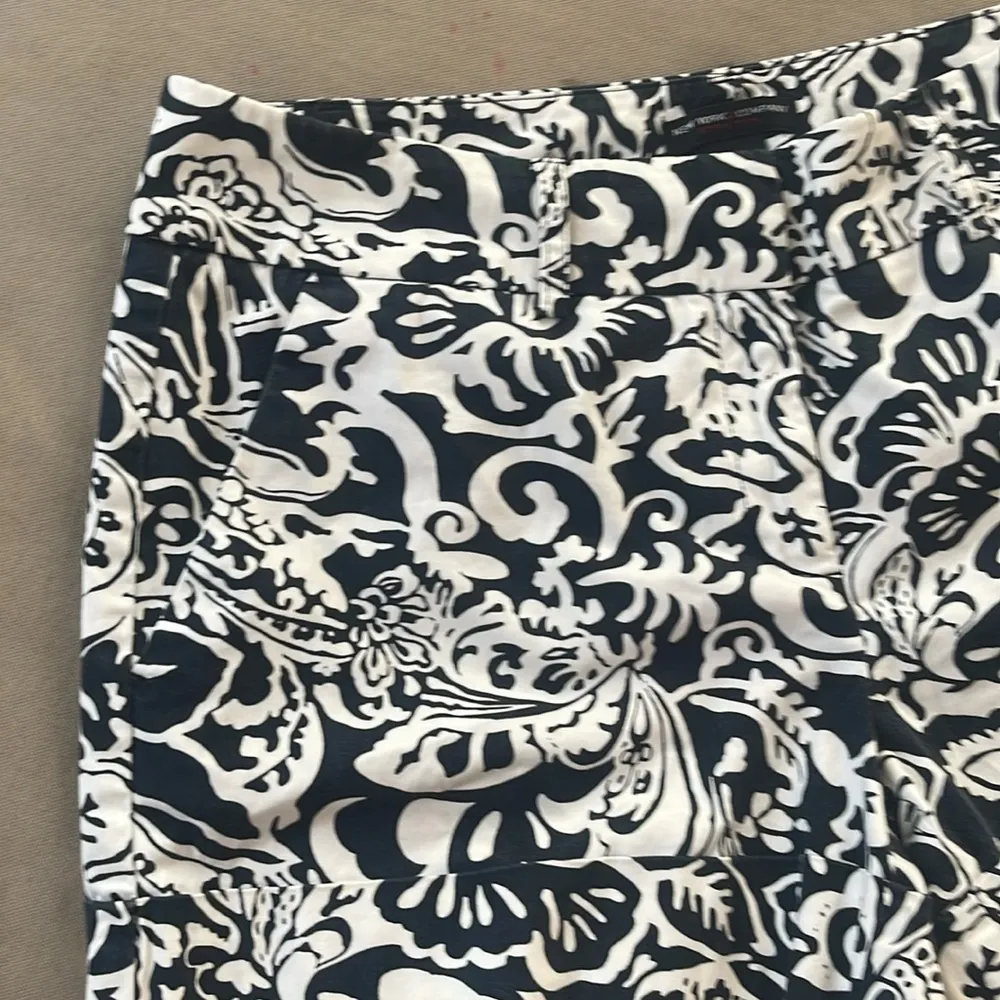 New York & Co  black and white  print  shorts  8 97% cotton - Image 2