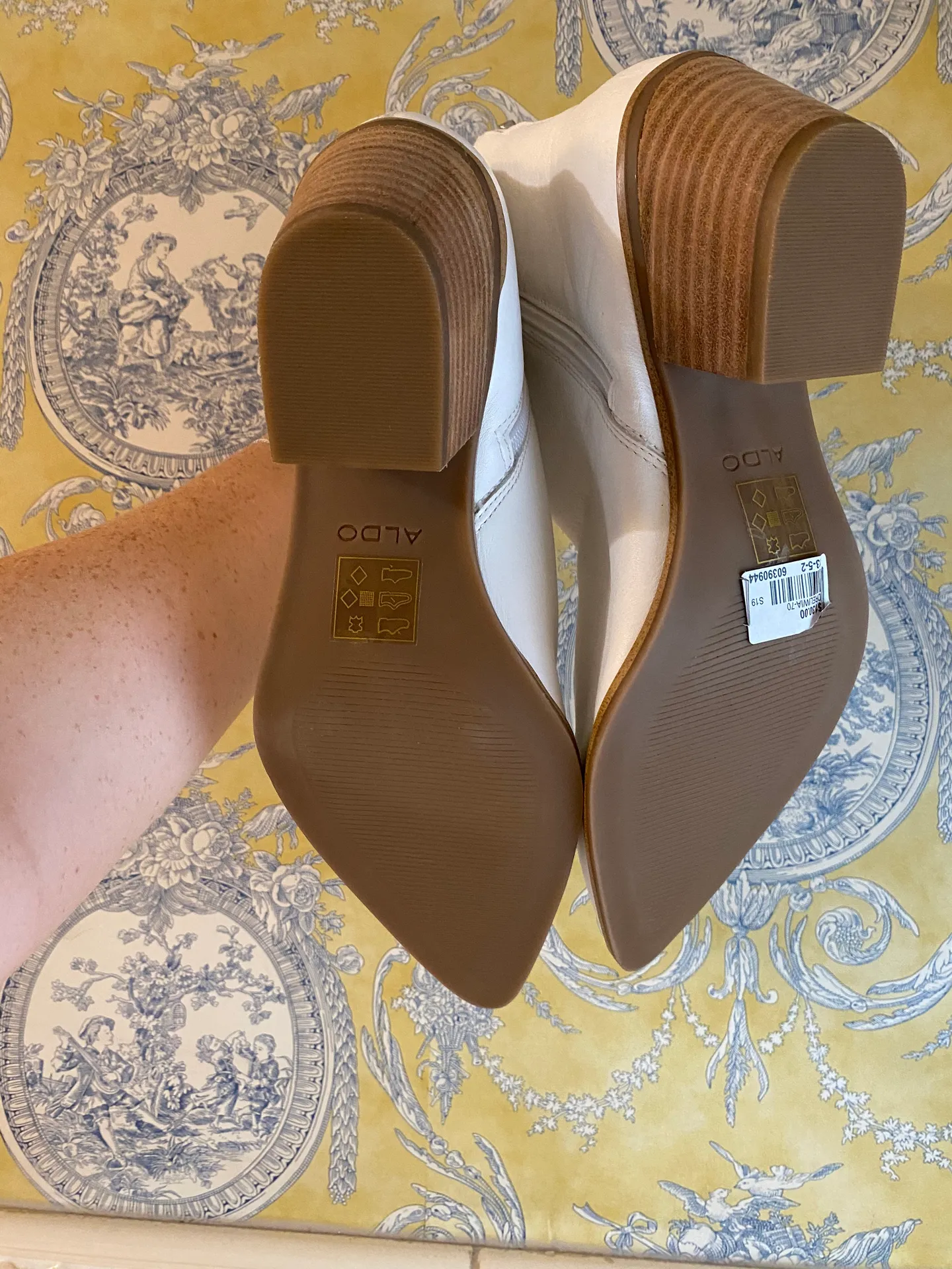 ALDO New  White Booties Size 8.5 - Image 4