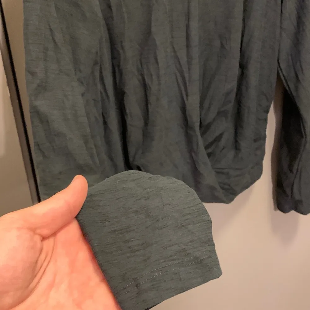 Old Navy Active Relaxed Top Long Sleeve Gym Yoga Twist-Hem Shirt Women Size M - Image 3