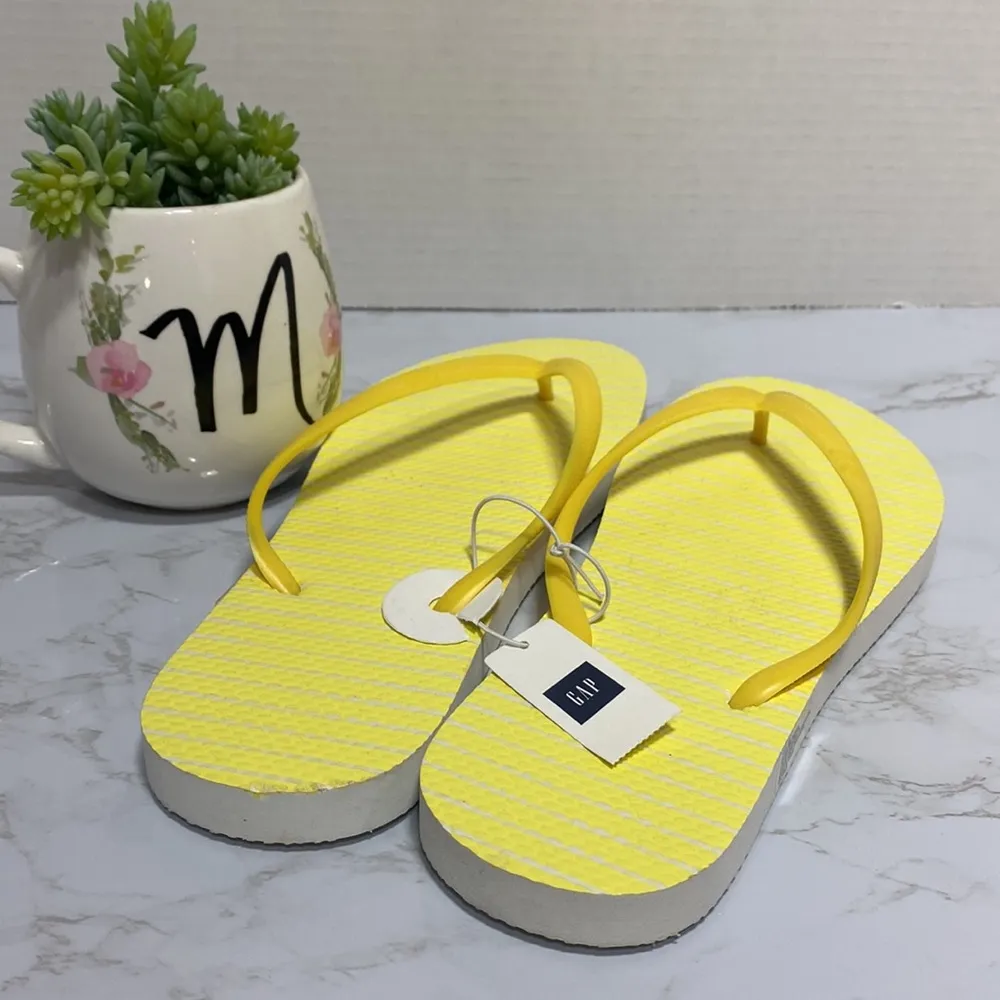 Gap  yellow flip flops size 10 - Image 3