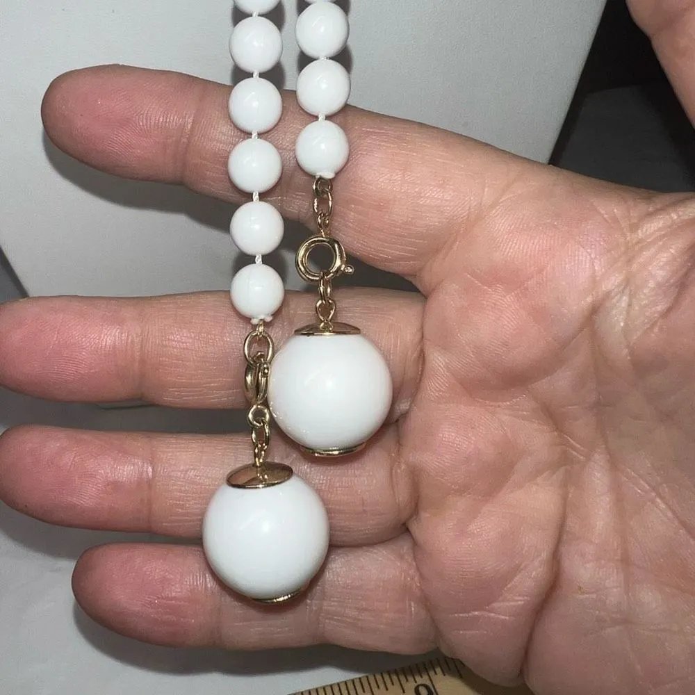 Sara Coventry Signed Vintage White Bead Gold Tone Floral MCM Y Necklace White - Image 4