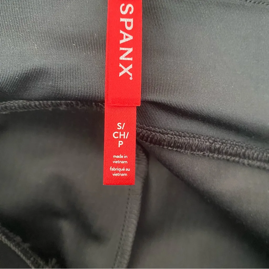 Spanx Faux Patent Leather Look Leggings size small - Image 5