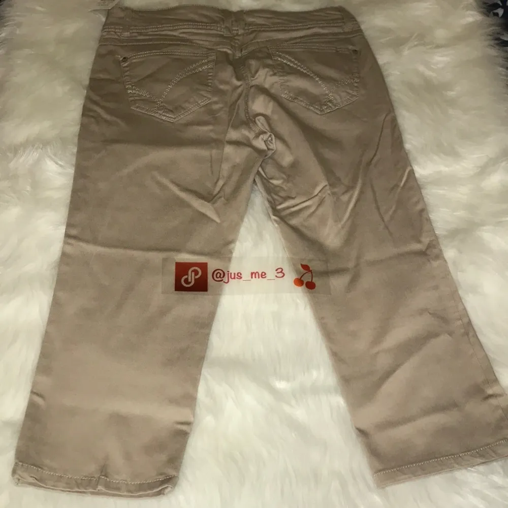 Rewind Light Khaki Capris Size 11 🆕 - Image 2