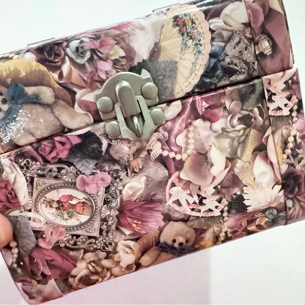 Vintage 90’s Floral Teddy Bear Print Box/Handbag w/latch Pink - Image 5