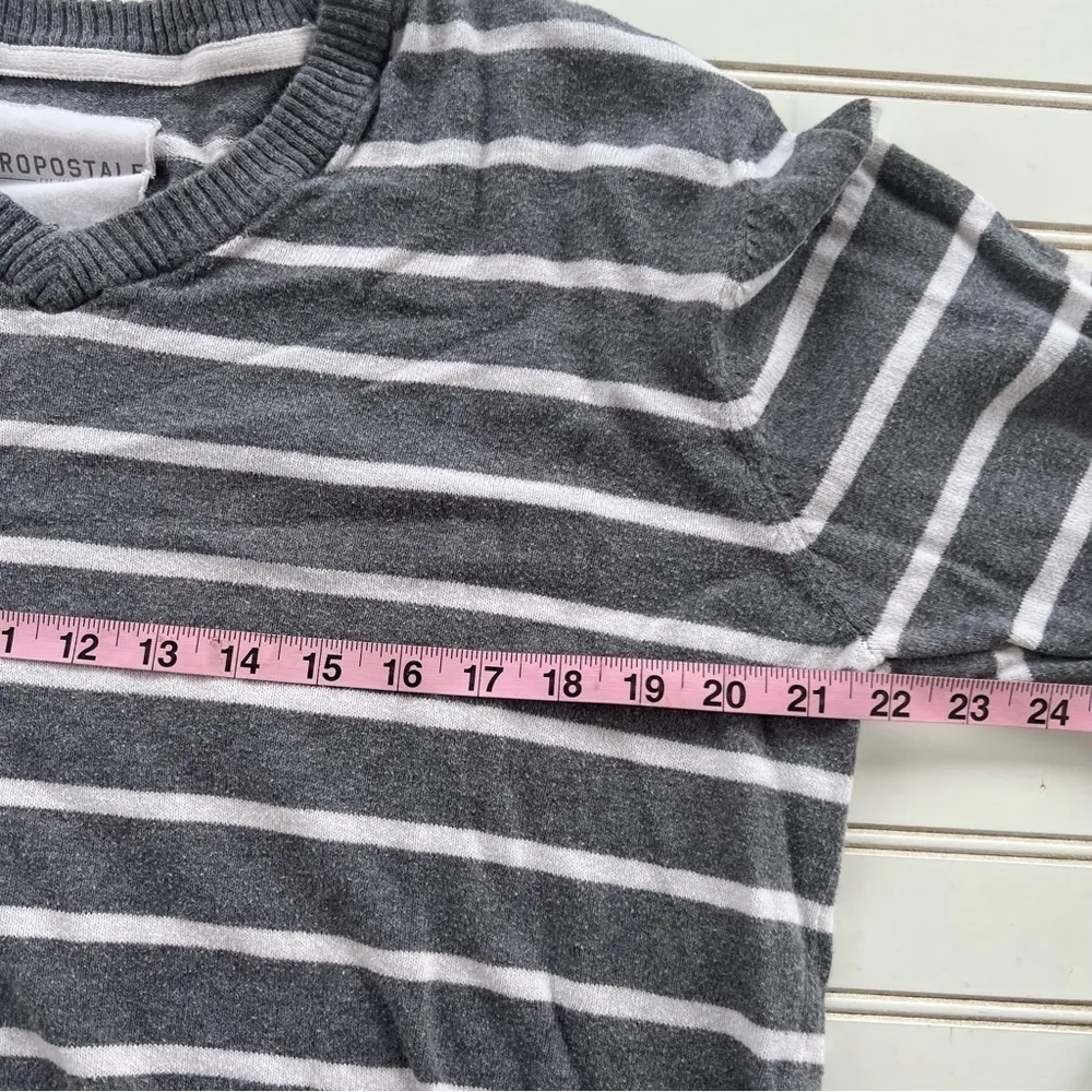 Aeropostale Gray & White Stripe Long Sleeve V-Neck Knit Sweater size L - Image 5
