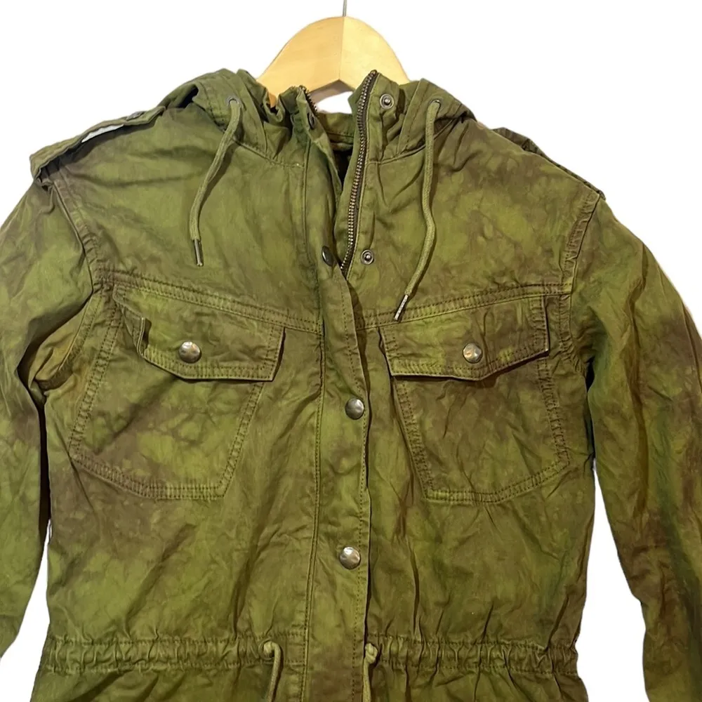 Aritzia Talula Trooper Jacket in Olive Green with a Tie Dye Wash SIze XXXS - Image 4