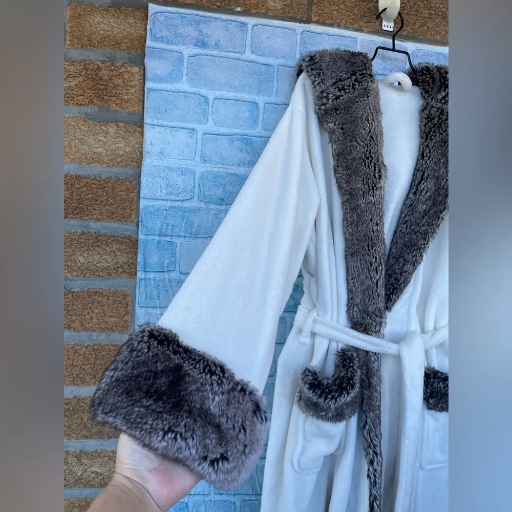 Pottery Barn White Faux Fur Trim robe size medium - Image 6