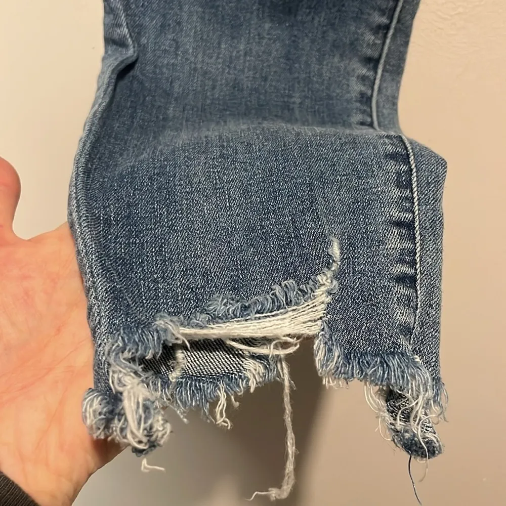 J Brand- Alana High-Rise Crop Ankle Jeans in Fix Up Destruct Wash- Size 26 - Image 9