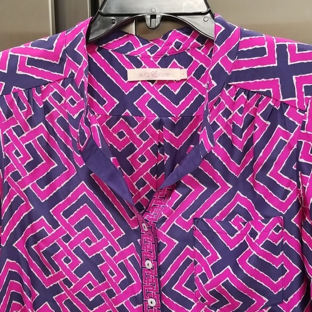 💕ALICE & TRIXIE💕 100% Silk Print Blouse ~ Blue and Pink Prink Medium EUC - Image 3