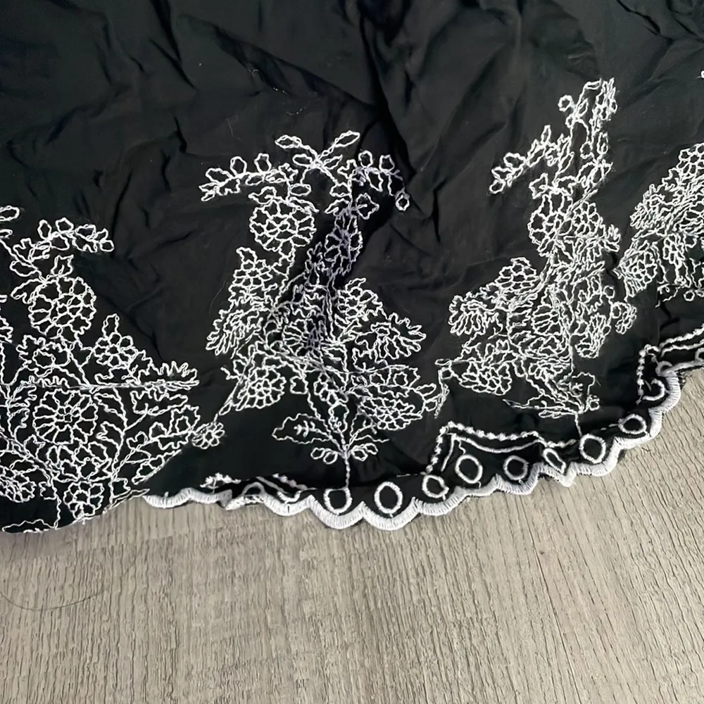 LOFT OUTLET Black & White Embroidered Tank Top Size Large - Image 2