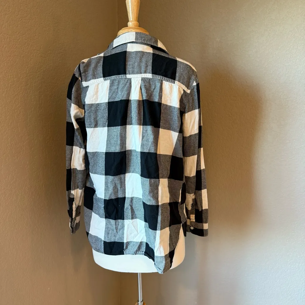 Old Navy Black and White Checkered Flannel Shirt Medium - Image 2