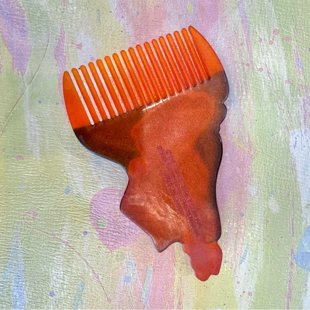 RARE Walt Disney Company Pocahontas and John Smith Molded Hair Comb - Image 2