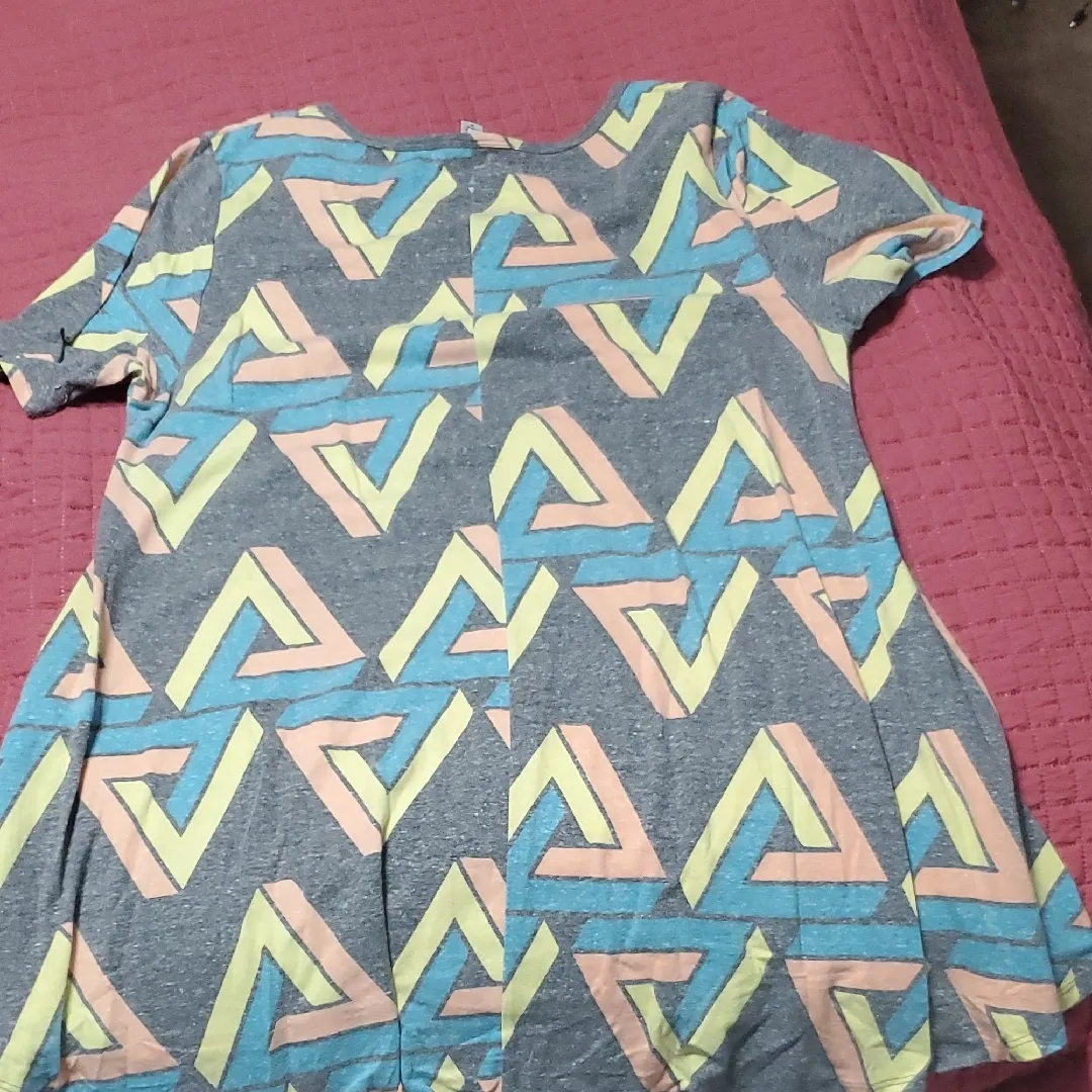 LuLaRoe Gray Tee with Pastel Geometric Pattern - Image 3