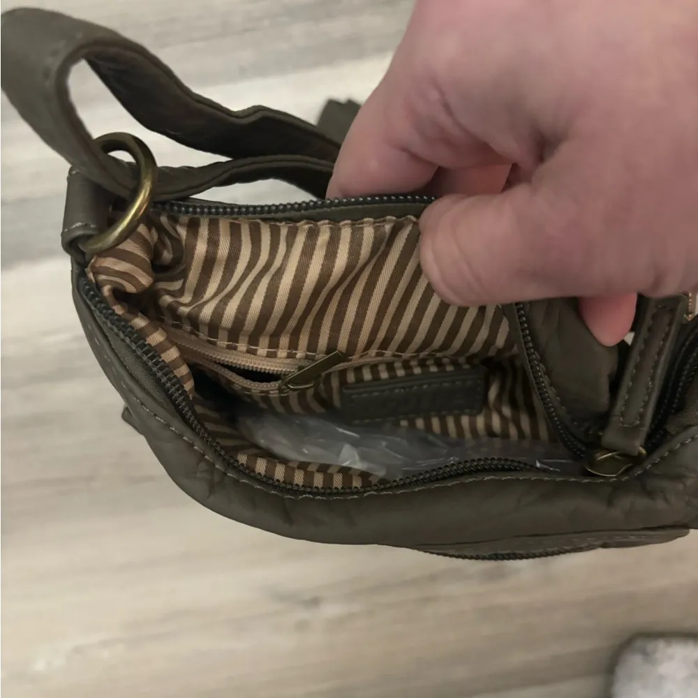 Jassy Dark Silver crossbody bag with lots of pockets and a zipper - Image 2