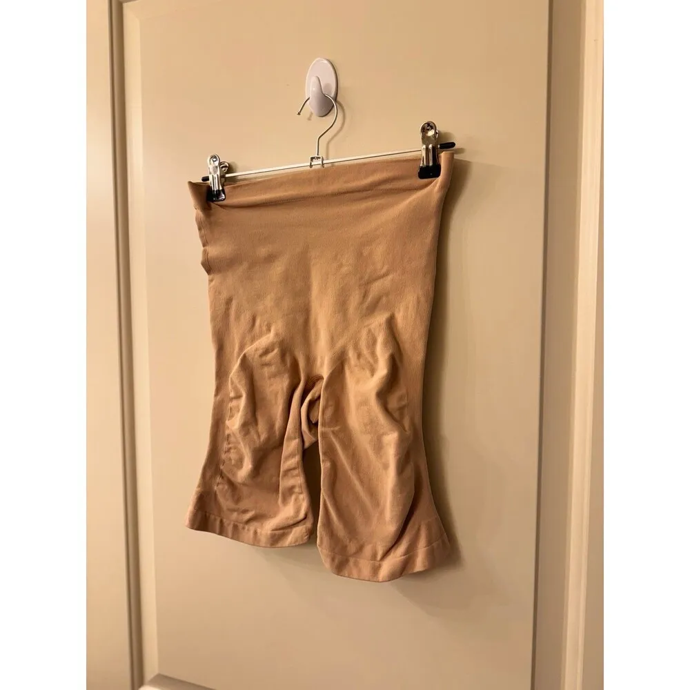 Skims Seamless Sculpt Mid Thigh Short Size 2X/3X
Ochre - Image 5