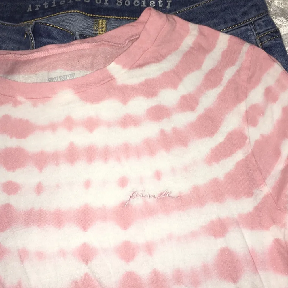 VS PINK NWOT GIRLFRIEND TWIST FRONT TIE DYE LONG SLEEVE CROPPED TEE - Image 4