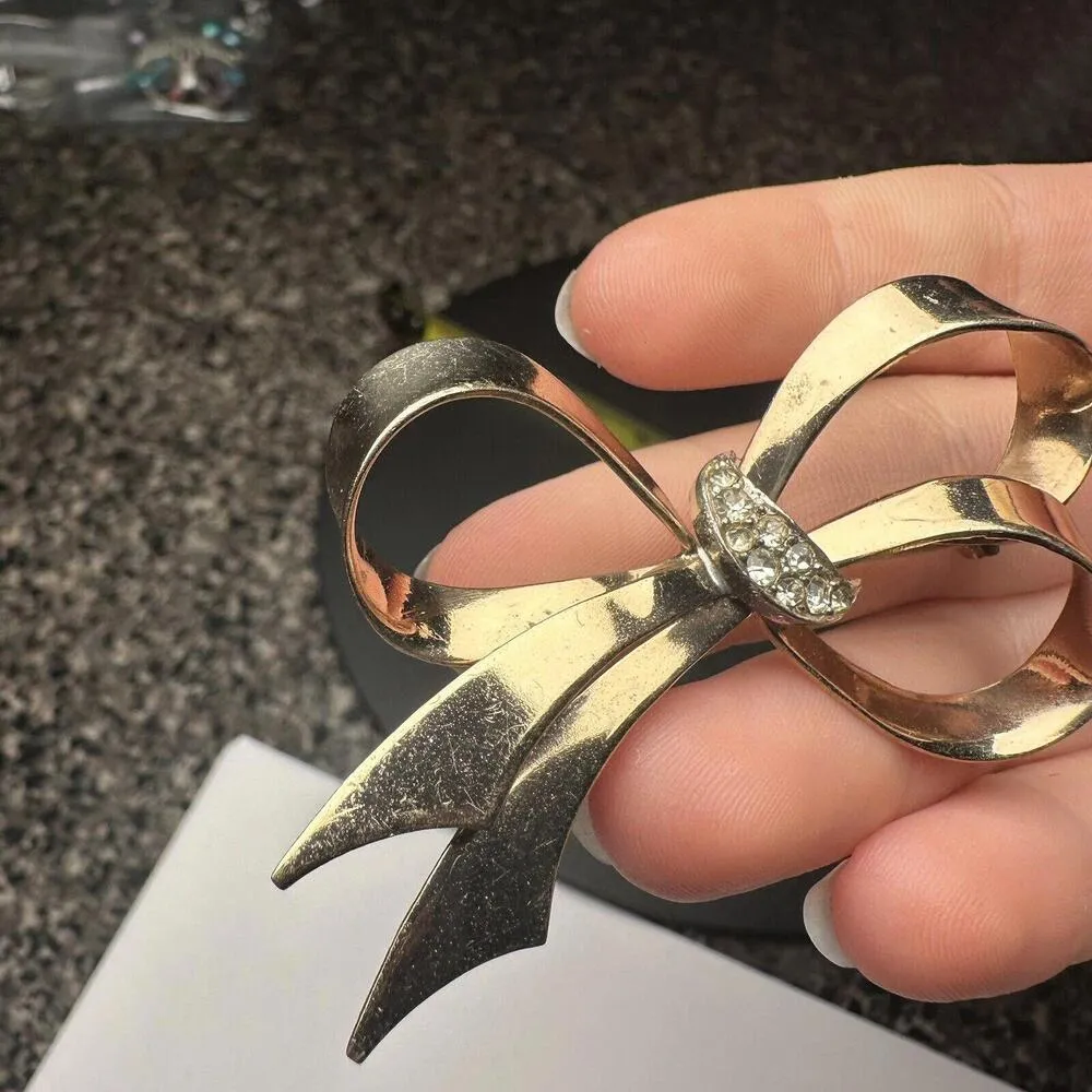 Vintage Rhinestone Bow Ribbon Gold Tone Brooch Pin - Image 3