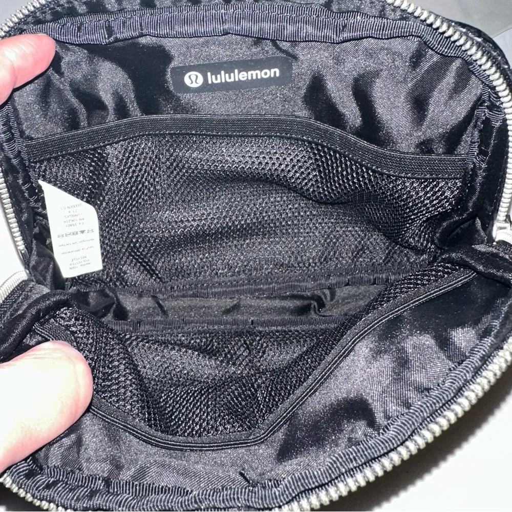 Athletica Everywhere Belt Bag 1L  
Manifesto Print color black & silver - Image 7