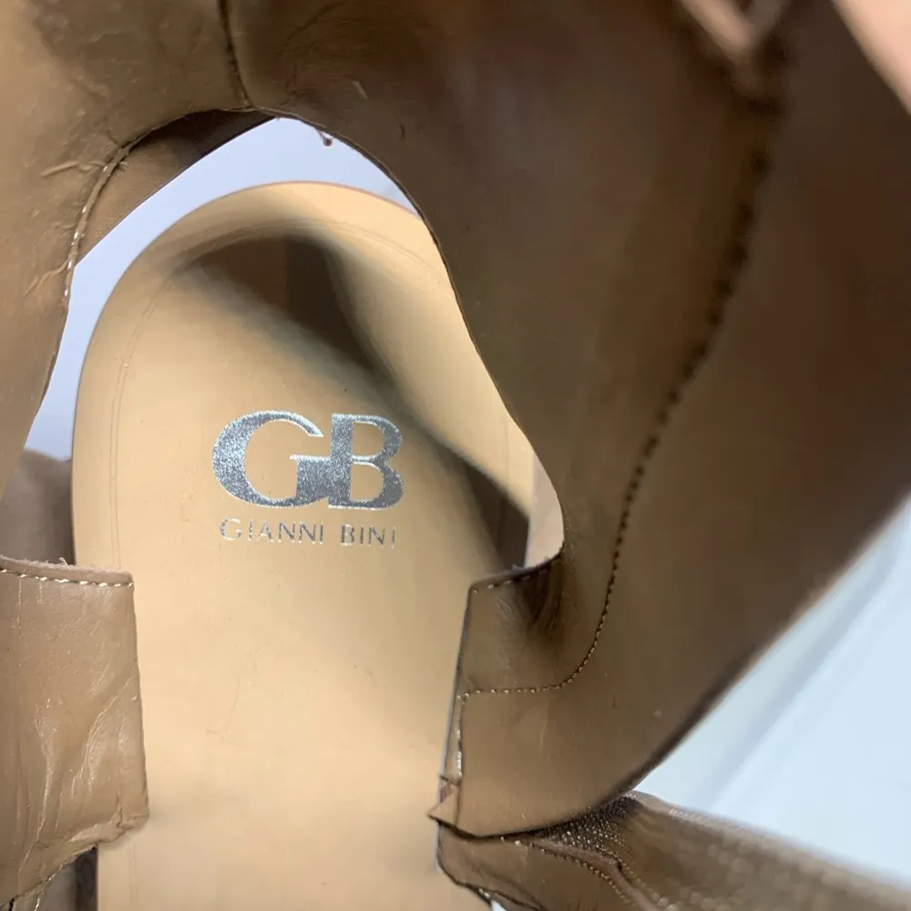 Gianni Bini Beige Suede Open Heel & Toe Ankle Upper Sz 6.5 Sandal.          1925 - Image 6