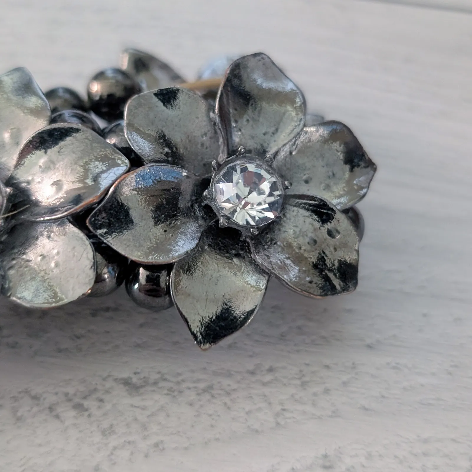 Dark Silver Tone Flowers Chunky Stretch Bracelet - Image 5