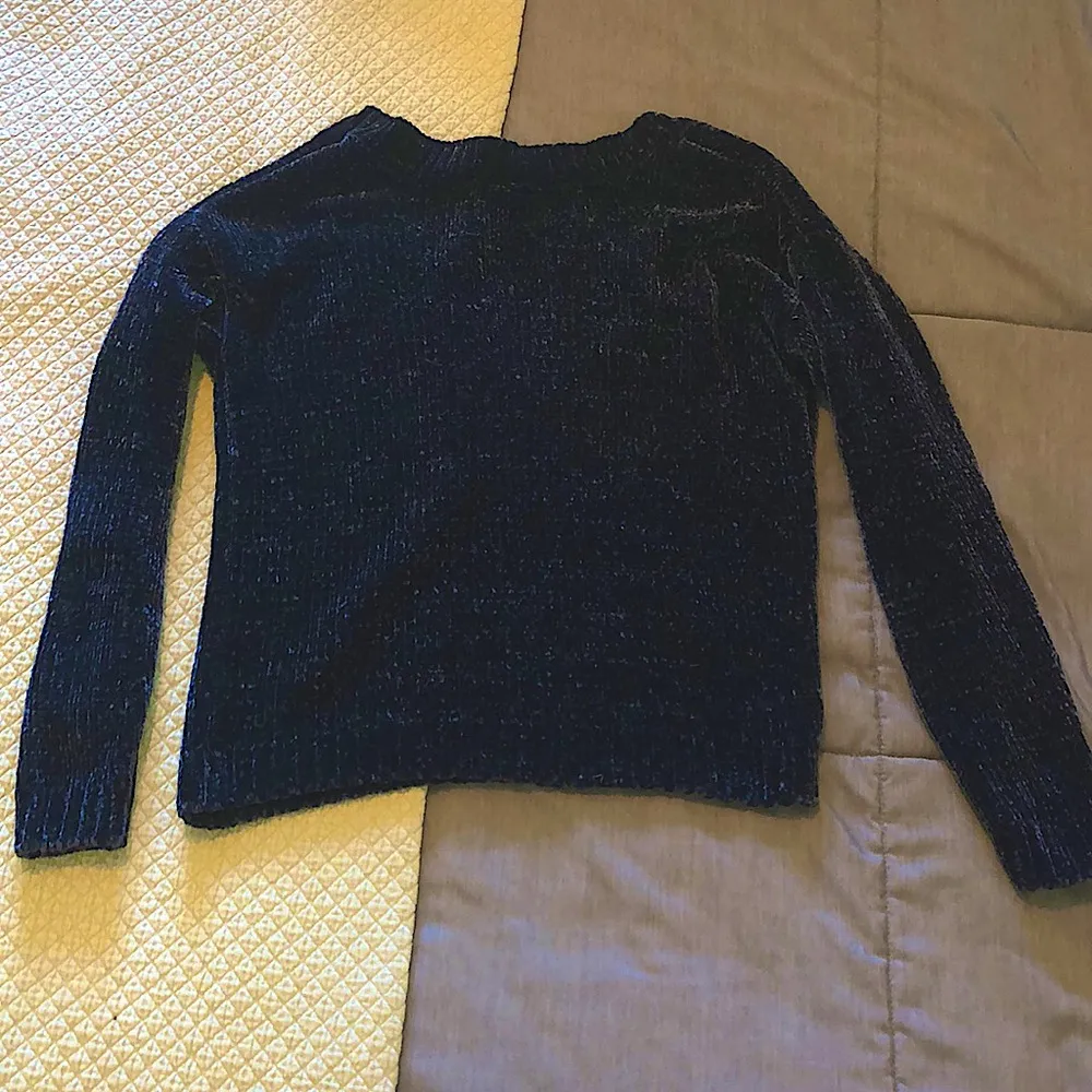 Dip sweater extremely soft dark blue V neck S EUC - Image 4