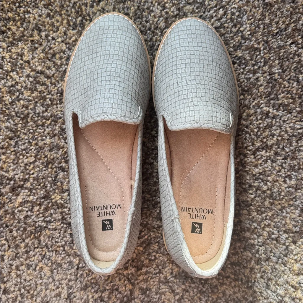 White Mountain Women's Textured Gray Loafers - Image 9