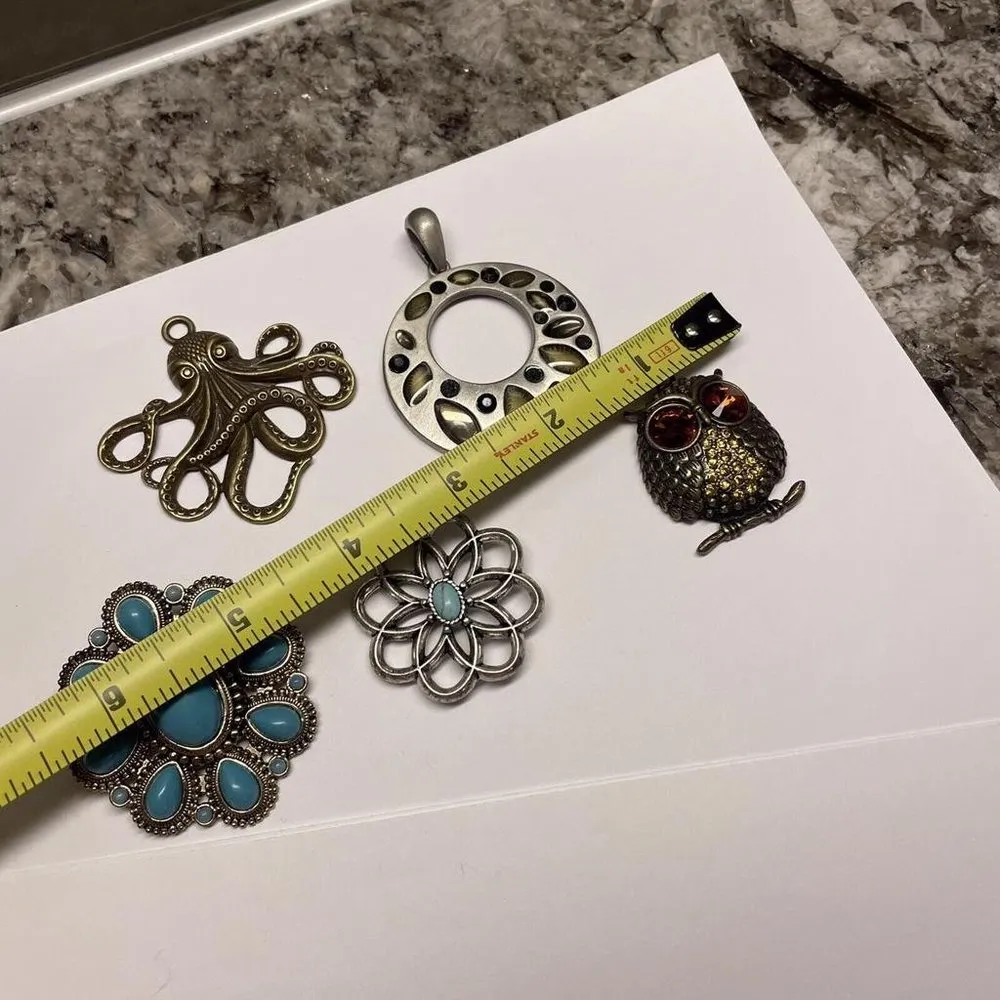 Lot Of 5 Pretty Costume Pendants / Charms - Image 5