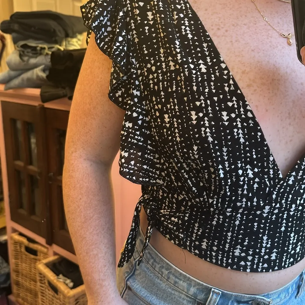 Black & White Pattern Crop Top - Image 4