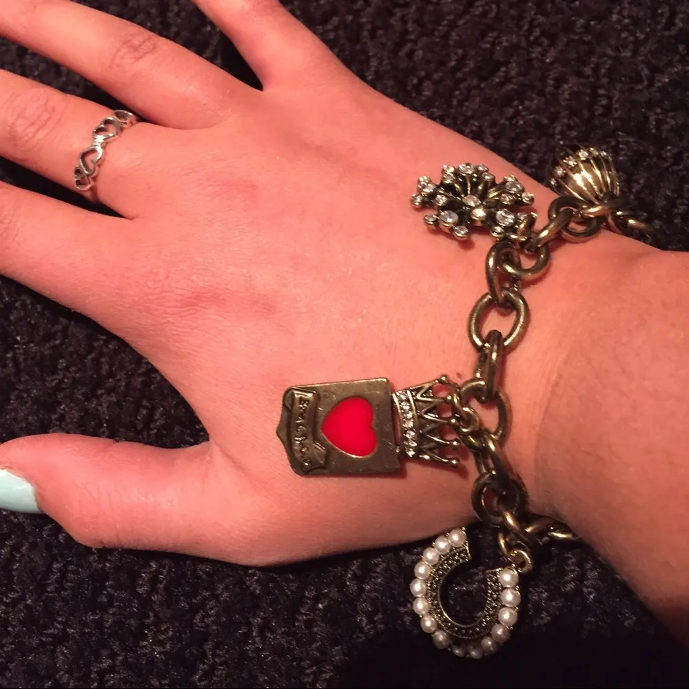 VINTAGE Princess Vera Wang Chunky Charm Bracelet - Image 2